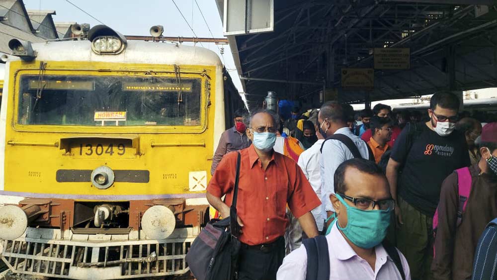 ৫০ শতাংশ যাত্রী নিয়ে লোকাল ট্রেন চলবে বলে যে ঘোষণা করা হয়েছিল, তা কার্যত যে সম্ভব নয় সে কথা জানিয়েছেন যাত্রীরা।  ছবিতে হাওড়া স্টেশনে অফিস যাত্রীদের ভিড়। সোমবার সকালে।