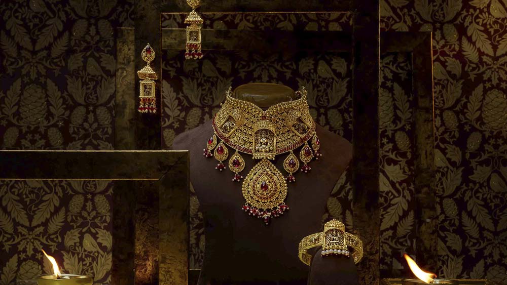 বলিউড-তারকা কিয়ারা আডবাণী ‘সেনকো গোল্ড অ্যান্ড ডায়মন্ডস’-এর নতুন ব্র্যান্ড অ্যাম্বাসাডর। কিয়ারা বলিউডে নতুন মুখ। তাঁর মুখ সামনে রেখেই এ বার ধনতেরাসের পরিকল্পনা করেছে জুয়েলারি সংস্থা। তাঁকে সম্প্রতি সেনকো গোল্ড ও ডায়মন্ডসের বিভিন্ন বিজ্ঞাপনেও দেখা গিয়েছে। 