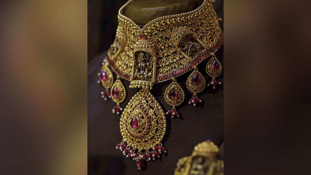 ৩) প্ল্যাটিনামের গয়নার মজুরিতে ২৫% ছাড়। ৪) রুপোর গয়না এবং গসিপ আইটেমের মজুরি বা দামের উপর ১৫% ছাড়।