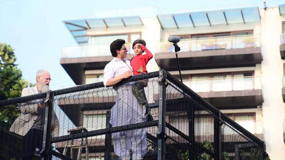 পুত্র আরিয়ান খান মাদক মামলায় গ্রেফতার এবং তার পর তাঁর জামিন পাওয়ার ঘটনা ঘিরে ‘মন্নত’ সংবাদমাধ্যমের শিরোনাম হয়েছে সম্প্রতি। বলতে গেলে বাদশার অনুরাগীদের কাছে মু্ম্বইয়ের অন্যতম দর্শনীয় স্থান শাহরুখ খানের ‘মন্নত’। মুম্বইয়ের সবচেয়ে দামি ব্যক্তিগত বাড়ির অন্যতম এই ‘মন্নত’। ‘মন্নত’কে ঘিরে শাহরুখ-অনুগামীদের মধ্যে বরাবরই উত্তেজনা ভিড় করে থাকে। বিশেষ করে ‘মন্নত’-এর অন্দরমহল দেখার কৌতূহল দমিয়ে রাখতে পারেন না অনেকেই।