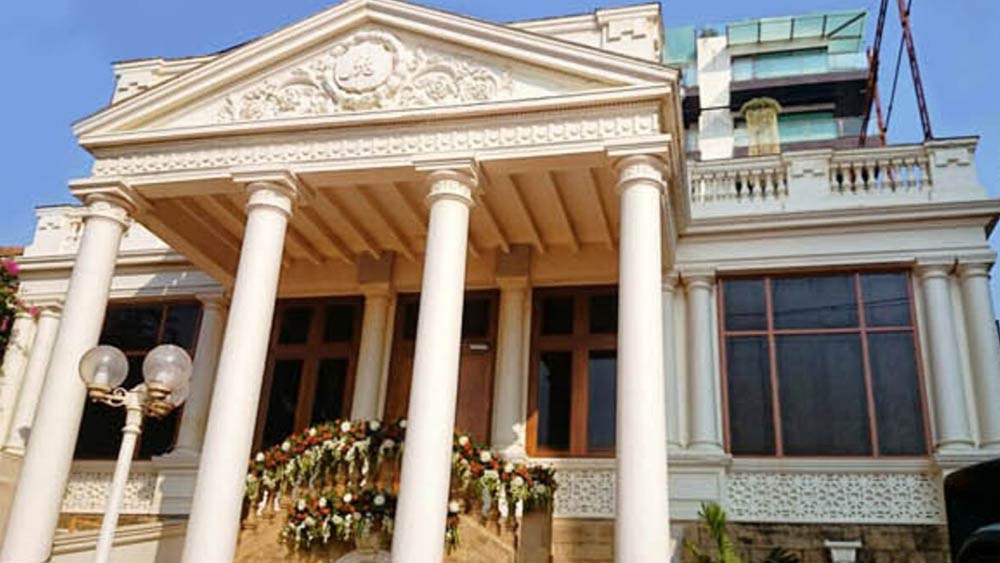 কিন্তু জানেন কি এই বাংলো শাহরুখ বানাননি! প্রথমে ‘মন্নত’-এর মালিকানা ছিল অন্য এক ব্যক্তির হাতে। অনেক দাম কষাকষির পর প্রাসাদোপম ওই বাড়িটি বিক্রি করতে ওই ব্যক্তিকে রাজি করিয়েছিলেন শাহরুখ এবং পরে তাঁর থেকেই বাড়িটি কিনে নেন তিনি।