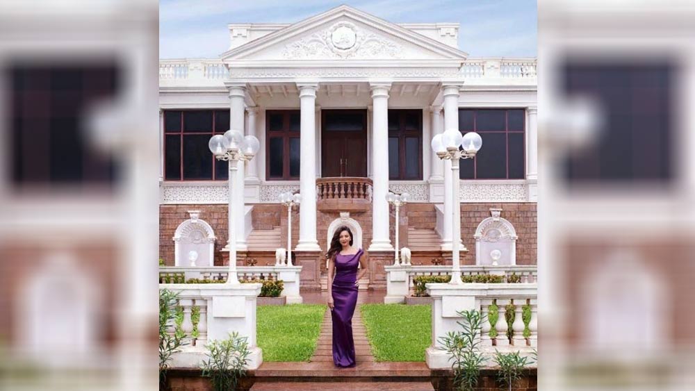 গুজরাতি ব্যবসায়ী নরিম্যান দুবাসের ব্যক্তিগত সম্পত্তি ছিল ওই ভিলা। এই ভিলাতেই বংশ পরম্পরায় থাকতেন ওই ব্যবসায়ী। পরে তিনি অন্য একটি বাড়িতে চলে গিয়েছিলেন। তারপরই বাড়িটি কেনার চেষ্টা শুরু করেছিলেন শাহরুখ।