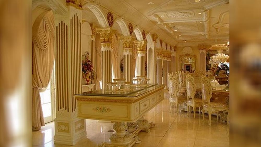 ২০০১ সালে ব্যবসায়ী নরিম্যানের সঙ্গে দেখা করেন শাহরুখ। বাড়িটি বিক্রি করতে নরিম্যানকে রাজি করিয়েছিলেন তিনিই। তারপর অনেক দর কষাকষির পর ১৩ কোটি ৩২ লক্ষ টাকায় সেই ভিলা কেনেন তিনি।