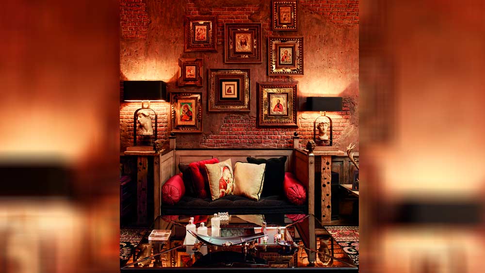 এখন বাড়িটির মূল্য অন্তত ২০০ কোটি টাকা। ২০০১ থেকে ২০০৫ সাল— এই চার বছর ‘ভিলা ভিয়েনা’ নামই ছিল বাড়িটির। ২০০৫ সালে নাম বদলে দেন তিনি।