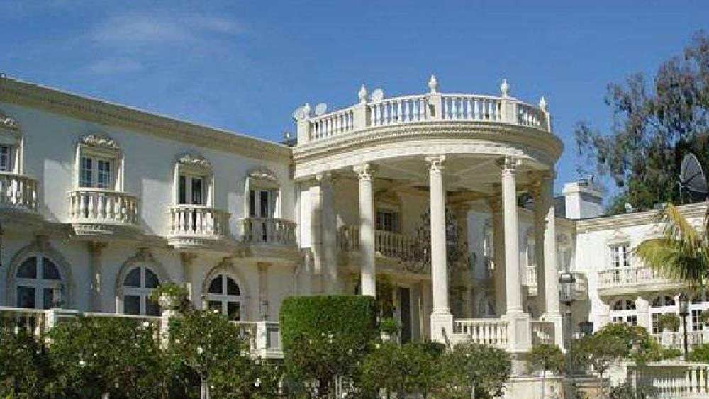 শাহরুখের ইচ্ছাতে পরবর্তীকালে গৌরী এর ভিতরেই তৈরি করিয়েছিলেন একটি সিনেমা হল। একসঙ্গে ৪২ জন দর্শক বসে ছবি দেখতে পারবেন। তার প্রবেশদ্বার সাজানো রয়েছে তিনটি হিন্দি ছবির বিশাল পোস্টারে। ছবিগুলি হল ‘শোলে’, ‘রাম অউর শ্যাম’ এবং ‘মুঘলে আজম’।