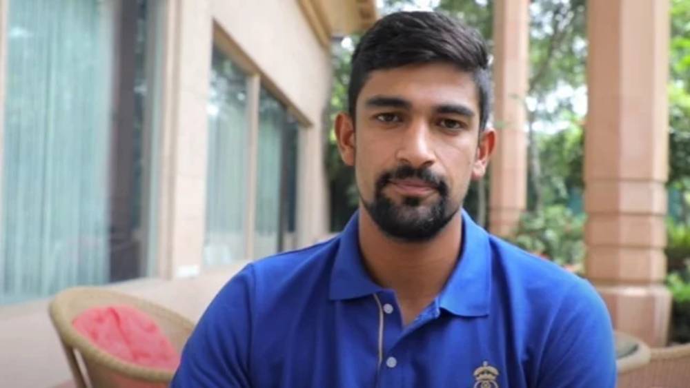 আসল নাম ইন্দ্রবীর সিংহ সোধি। জন্ম পঞ্জাবের লুধিয়ানাতে। মাত্র চার বছর বয়সে বাবা-মার সঙ্গে নিউজিল্যান্ড চলে যান সোধি। তার পর থেকে সেখানেই থেকেছেন।