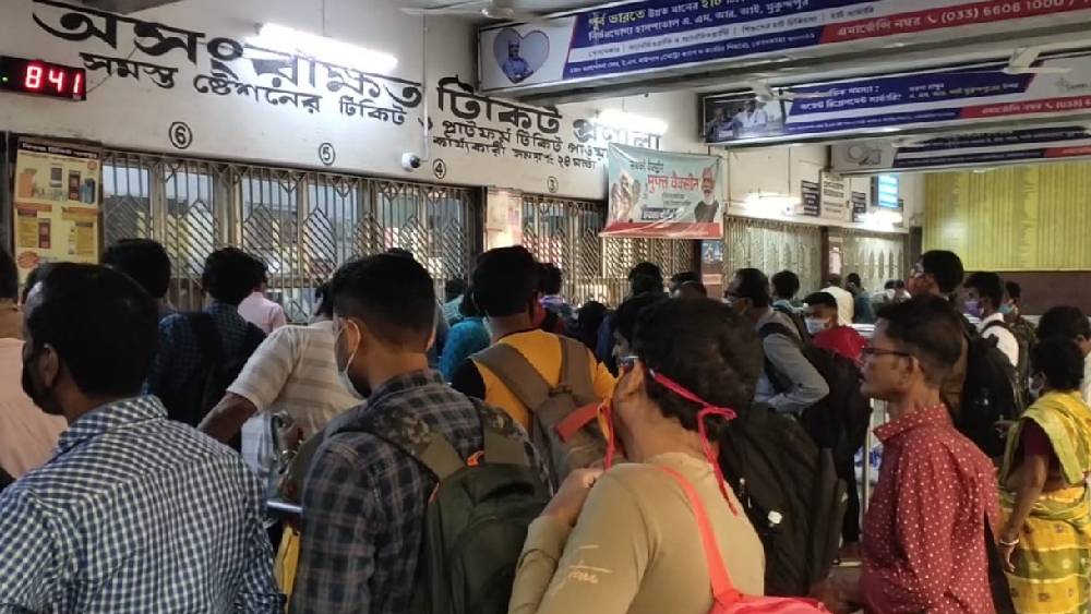 দীর্ঘ সাড়ে পাঁচ মাস পর রবিবার রাজ্যে চালু হয়েছে লোকাল ট্রেন