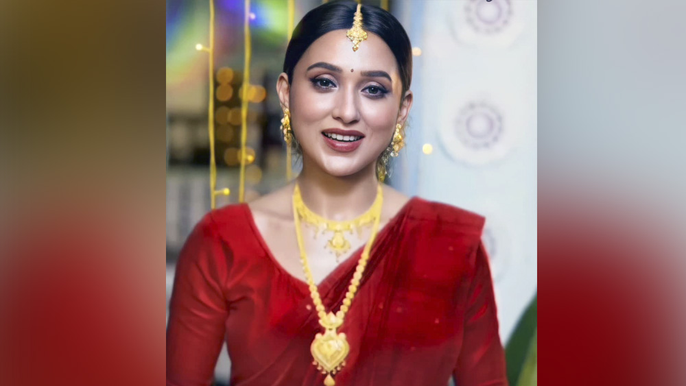 পুজোর দিন মানেই মিমি চক্রবর্তী সনাতনী। ধনতেরাসই বা ব্যতিক্রম হবে কেন? কন্যের পরনে লাল টুকটুকে সিল্ক। মাথা থেকে পা সোনার গয়নায় মোড়া। টিকলি, ঝুমকো, হার, হাতের বালা— কিচ্ছু বাকি নেই।