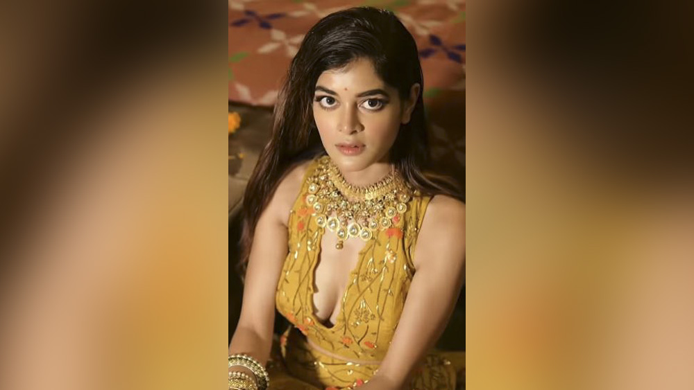 আধুনিকতা আর আভিজাত্যের মিলমিশ চাই? মধুমিতা সরকারের সাজ তা হলে আপনারই উপযুক্ত। সোনা রং পাশ্চাত্য পোশাক। উন্মুক্ত বক্ষ বিভাজিকা। সেখানেই চোখ টানবে সাতনরি হারের আধুনিক রূপ। গলা ভরাট ভারী হারে। কানে সোনা নাই বা রইল তাই। বদলে হাত জুড়ে মোটা চুড়ি, বালা। রূপের আগুন তাতেই দ্বিগুণ!