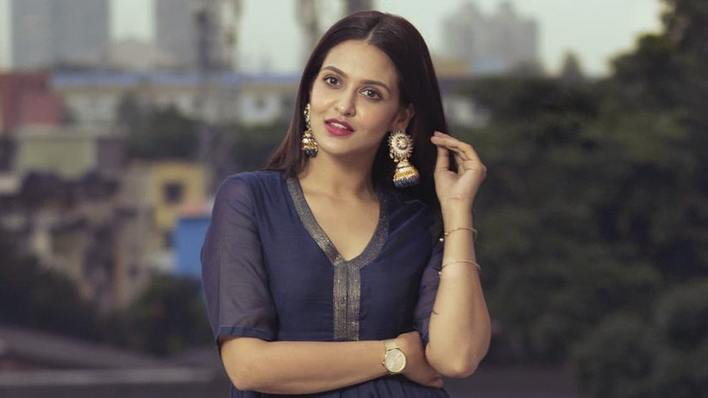 কে বলেছে ধনতেরাস মানে কেবল সাবেকিয়ানা? ধুর ধুর! একুশ শতকে আগল ভেঙে সব একাকার। প্রিয়াঙ্কা সরকার তাই নির্দ্বিধায় ঘন নীল কুর্তিতে। সঙ্গে একই রঙের পালাজো। ডান কব্জিতে সোনার ঘড়ি। কানে ভারী জড়োয়ার ঝুমকো। যাকে বলে চূড়ান্ত ফ্যাশনিস্তা...