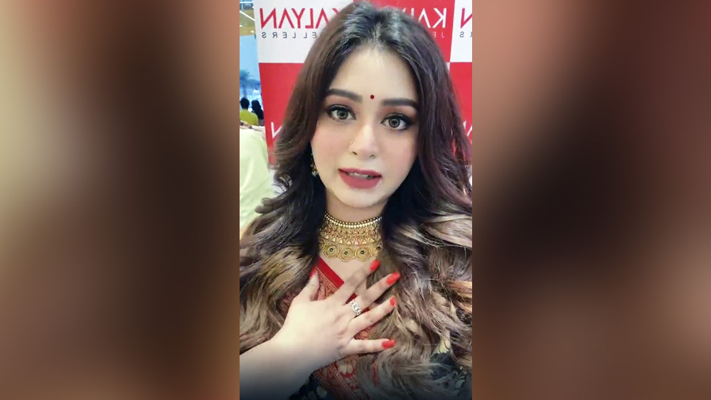 ঋতাভরী... পরম সুন্দরী! কালো জমিনের বেনারসিতে ঝকমকে চওড়া লাল জরি পাড়। গলা জোড়া সোনার হার। কানে দুল। খোলা চুল। দুই ভুরুর মাঝে লাল টিপ। ‘লছমী হো তো অ্যায়সি’!