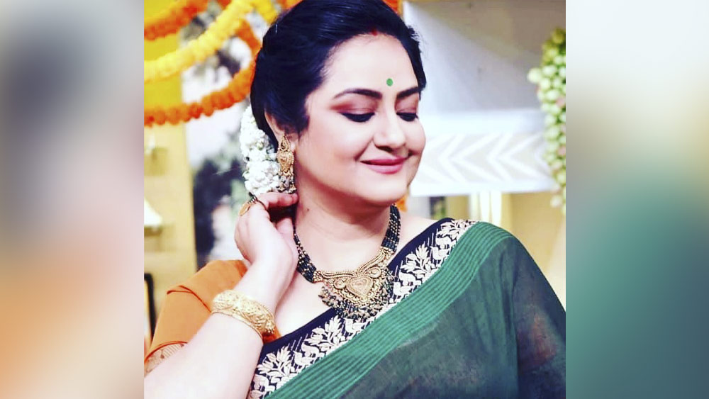 সুদীপা চট্টোপাধ্যায় মানেই খোঁপায় ফুলের মালা, গা ভরা গয়না, ম্যাচিং শাড়ি-ব্লাউজে গিন্নিবান্নি। এমনটা সাজবেন নাকি? ক্ষতি কী?