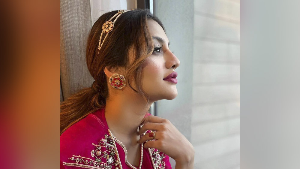 সাজের কথা শেষ হয়েও শেষ হয় না নুসরত জাহানকে ছাড়া! ওঁর মতো ‘বোহেমিয়ান’ সাজার সাহস আছে? তা হলে বেছে নিন রানি রঙা কুর্তি আর জ্যাকেট। পোশাক জুড়ে মণি-মুক্তো গাঁথা। কানে ফুটন্ত গোলাপের মতো রত্নখচিত কানের দুল। মাথায় হেয়ার ব্যান্ডের মতো চওড়া রত্নখচিত টায়রা। এক গোছা চুল এসে পড়ুক গালে, কপালে। গোধূলি-আলোয় আপনিই অনন্যা!
