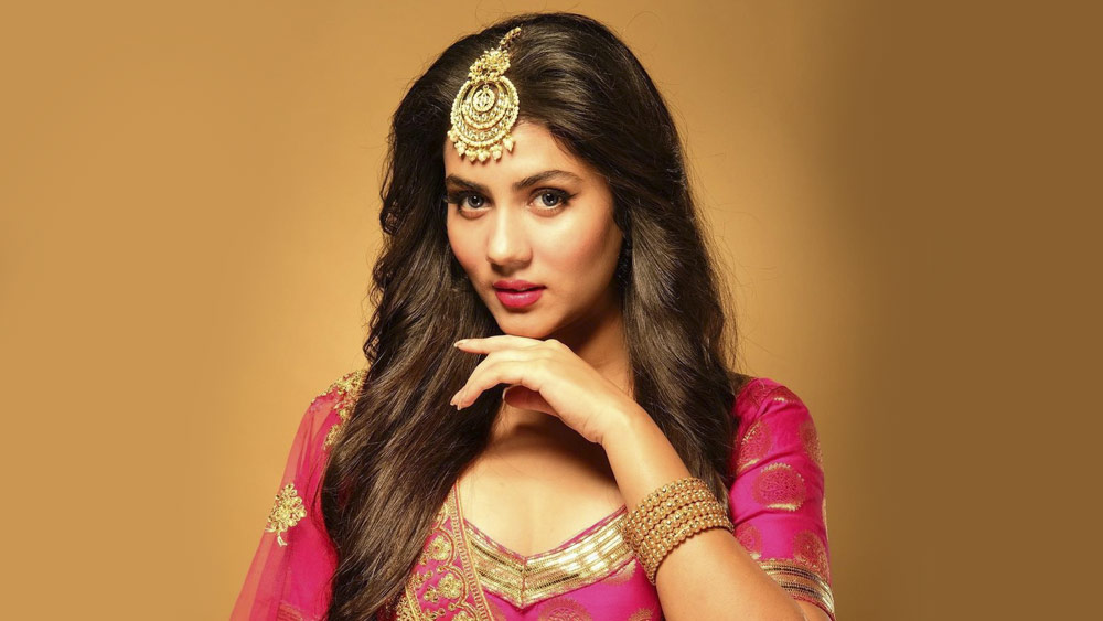 ফ্যাশনও চাই, সাবেকিয়ানাও? ঋত্বিকা সেনের মতো কিছু ভাববেন নাকি? গোলাপি ঘাঘরা-চোলি, তাতে সোনালি জরির জমাট কাজ। হাতে মটরদানা চুড়ি, কপালে চওড়া টিকলি। কানে ঝুমকোর দোলা। এ-ই তো যথেষ্ট...!