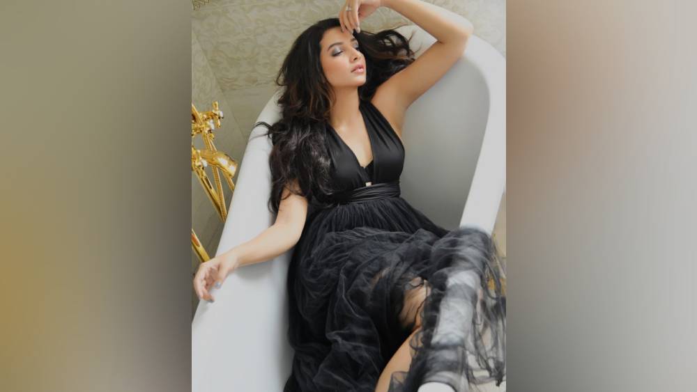 শুভশ্রী গঙ্গোপাধ্যায়: কালো রঙা বাহারি জামা, গভীর নেকলাইনে এই শুভশ্রী অন্য রকম। নিষ্পলক চোখ ক্যামেরার দিকে। খোলা চুল, হালকা রূপটানে বাথটবে রাজ-ঘরণী।