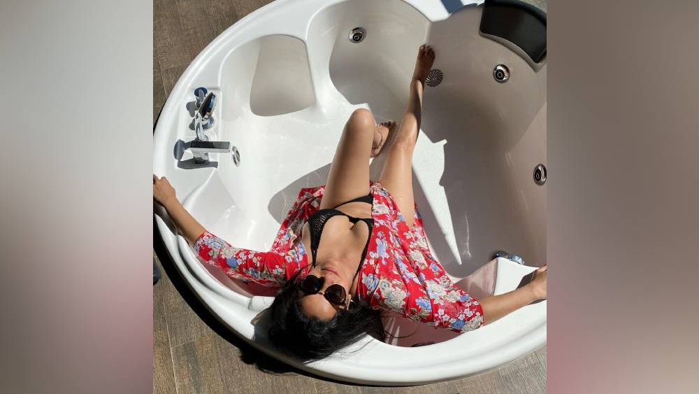 মোনালিসা: আপামর দর্শকের ‘ঝুমা বৌদি’। খোলামেলা পোশাকে আগাগোড়াই চোখ টেনেছেন মোনালিসা। কালো স্নান পোশাক, লাল শ্রাগে বাথটবে লেন্সবন্দি অভিনেত্রী।