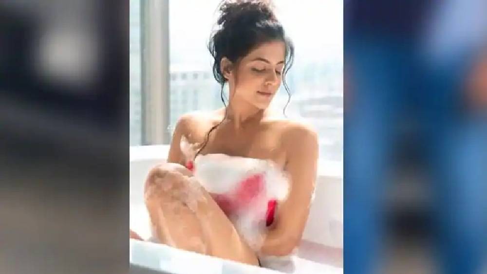 অলিভিয়া সরকার: ফেনিল বাথটবে মোহময়ী অলিভিয়া। এ যাবৎ পর্দার হাসিখুশি ‘পাশের বাড়ির মেয়ে’ ধরা দিয়েছেন অন্য মেজাজে।