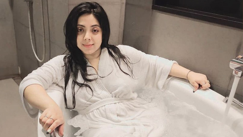 শ্রীময়ী চট্টরাজ: খোলা আকাশ, নীল জল বা পাহাড় নয়। শ্রীময়ীর পছন্দ স্নানঘর। নরম হলুদ আলোয় ফেনিল বাথটবে সঁপে দিয়েছেন শরীর। সাদা বাথরোব গায়ে নিশ্চিন্তে ভিজে নেওয়া।