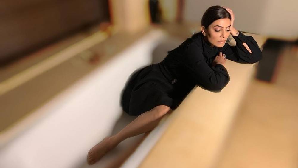 সুস্মিতা সেন: প্রেমিক রোহমান শলের ক্যামেরায় ধরা দিয়েছিলেন সুস্মিতা। কালো রঙের হাটু ঝুল পোশাকে বাথটবে খানিক অন্যমনস্ক বিশ্বসুন্দরী ।