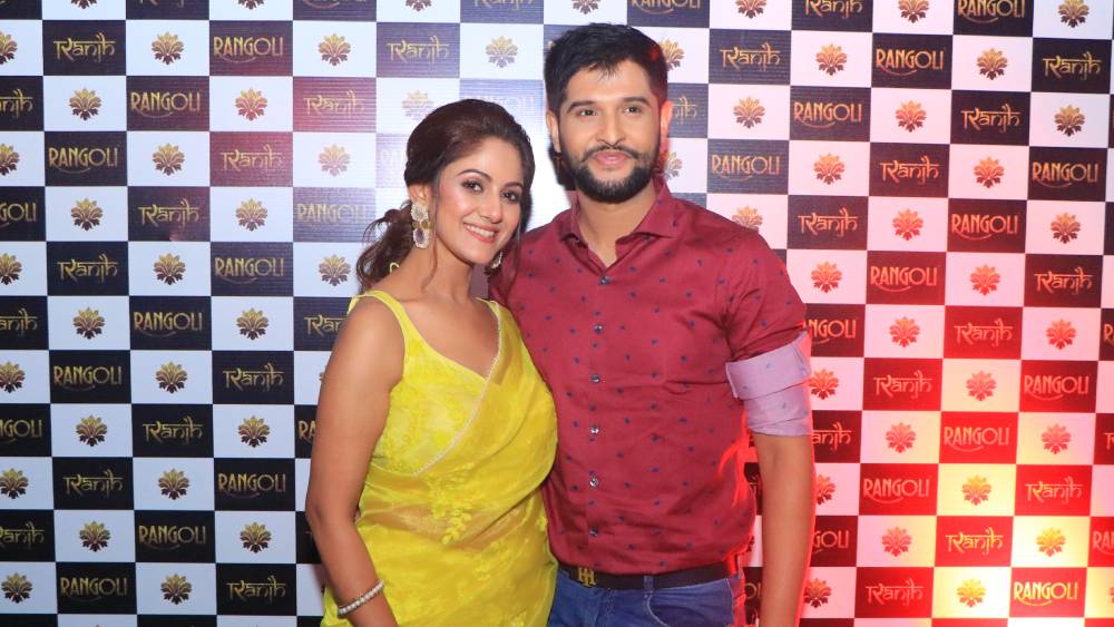 নিখিলের অনুষ্ঠান মেতে রাখলেন হলুদ শাড়ি-ব্লাউজ এবং লাল শার্টে তারকা দম্পতি তৃণা সাহা এবং নীল ভট্টাচার্য।