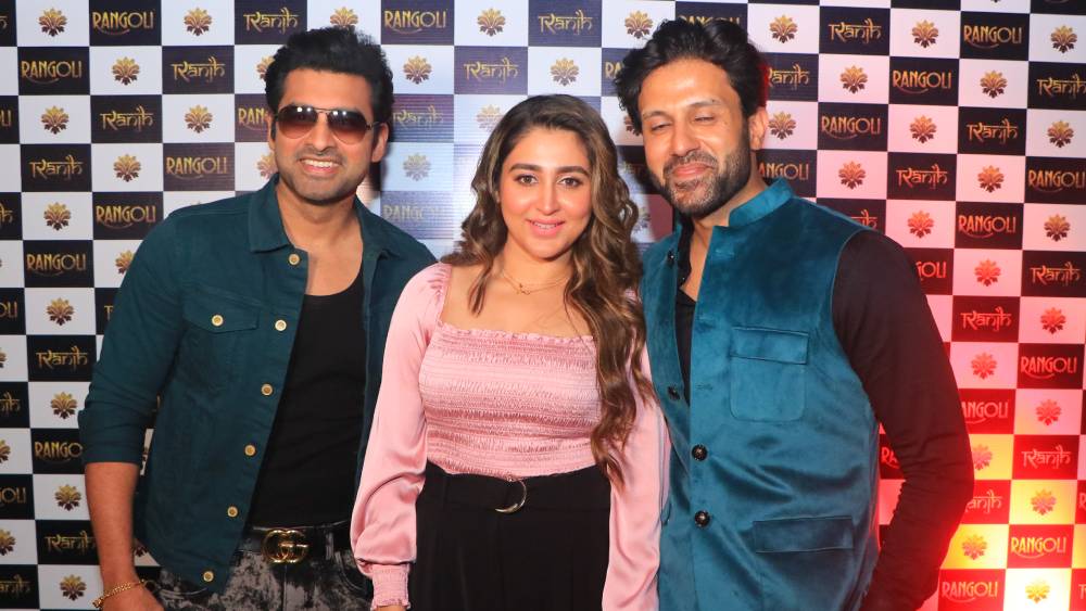 কালো গেঞ্জির উপর নীলচে শার্টে অঙ্কুশ হাজরা এবং গোলাপি পোশাকে ঐন্দ্রিলা সেন উদ্যোক্তা নিখিলের সঙ্গে ছবি তুললেন।