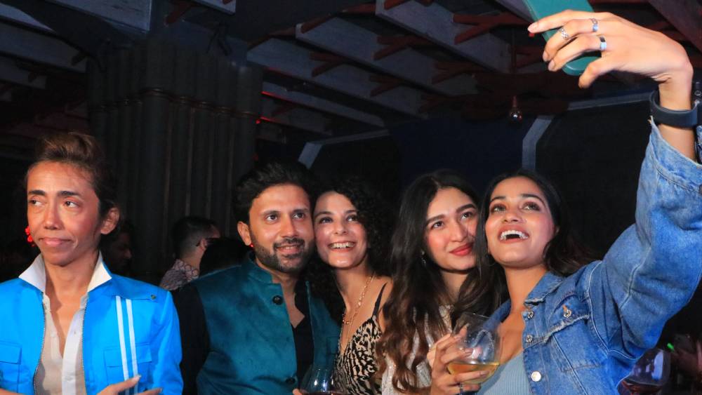 হ্যালোইন উপলক্ষে ভুতুড়ে চমক দিতে খাবার পরিবেশনকারীরা মুখ ঢেকেছেন বিচিত্র মুখোশে। দীপাবলিতে ঝকমক করে উঠল ফ্যাশন দুনিয়া।