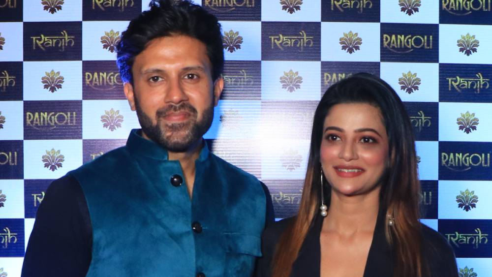 নিখিল জৈন এবং ঊষসী রায় সাংবাদিকদের সামনে হাসিমুখে ‘পোজ’ দিলেন।