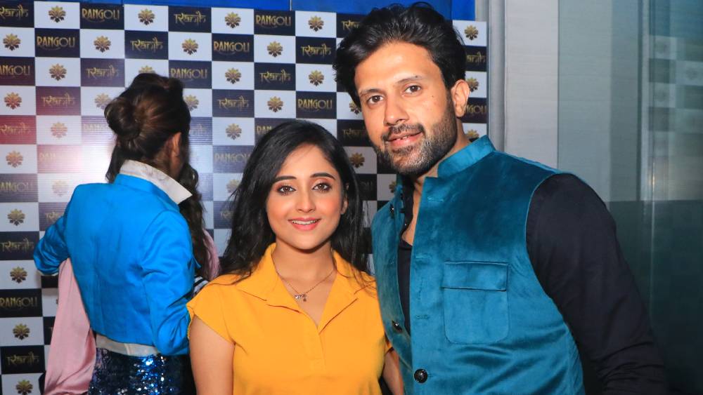 হলুদে ঝলমলে সৌমিত্রিষা কুন্ডু নিখিলের হ্যালোইন পার্টিতে।