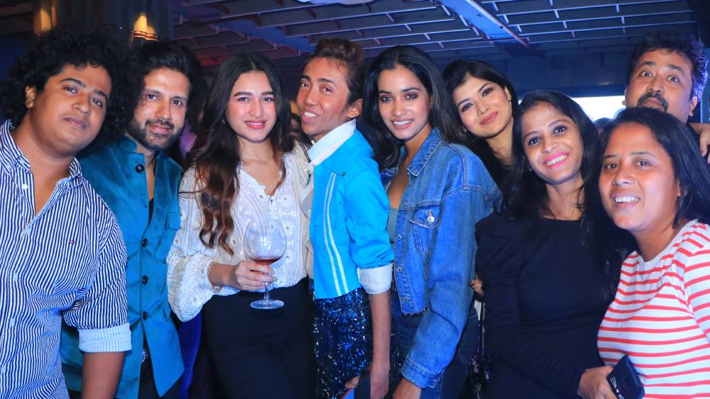 পুরুষদের জন্য পোশাক বানালেন নুসরত জাহানের প্রাক্তন, ব্যবসায়ী নিখিল জৈন। সেই উপলক্ষে রবিবার একজোট কলকাতার তারকারা।