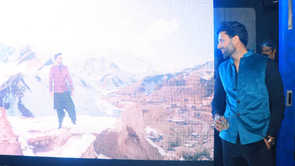 দীপাবলিতে যদি নারী সাজতে পারে, তা হলে পুরুষ নয় কেন! সেই ভাবনা থেকেই নিখিলের এই উদ্যোগ। তাঁর কথায়, ‘‘নারীর শাড়িও আমার অনুপ্রেরণা! বেশ কিছু শাড়ির বৈশিষ্ট্যে বানিয়েছি পুরুষের পোশাক।’’ এক ঢিলে দুই পাখি। নিজের পোশাক উদ্বোধনের পাশাপাশি হ্যালোইন পার্টির আয়োজন করলেন নিখিল।