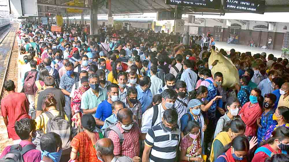 শিকেয় বিধি: সপ্তাহের প্রথম কাজের দিনে আশঙ্কা সত্যি করেই ভিড়ে উপচে পড়ল লোকাল ট্রেন। (১) হাওড়া স্টেশনে নিত্যযাত্রীরা। সোমবার। 