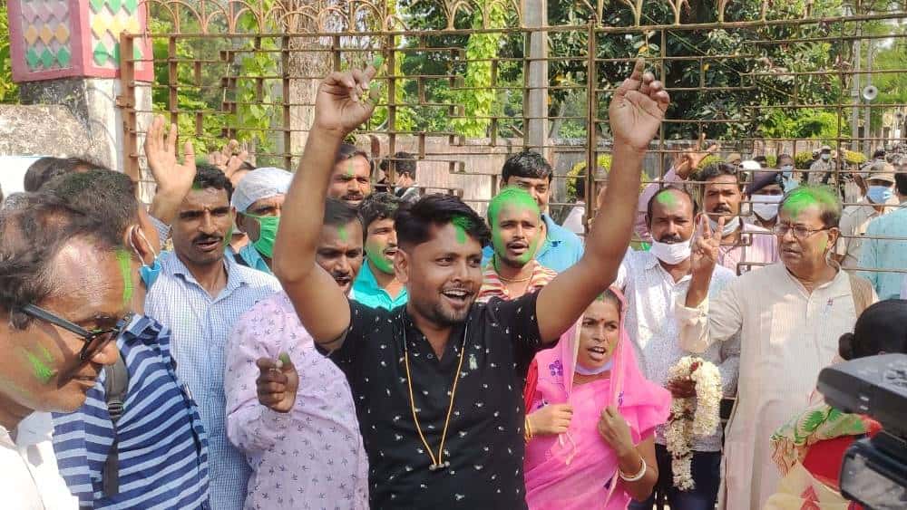 গোসাবায় উচ্ছ্বাস শাসকদলের কর্মী-সমর্থকদের।