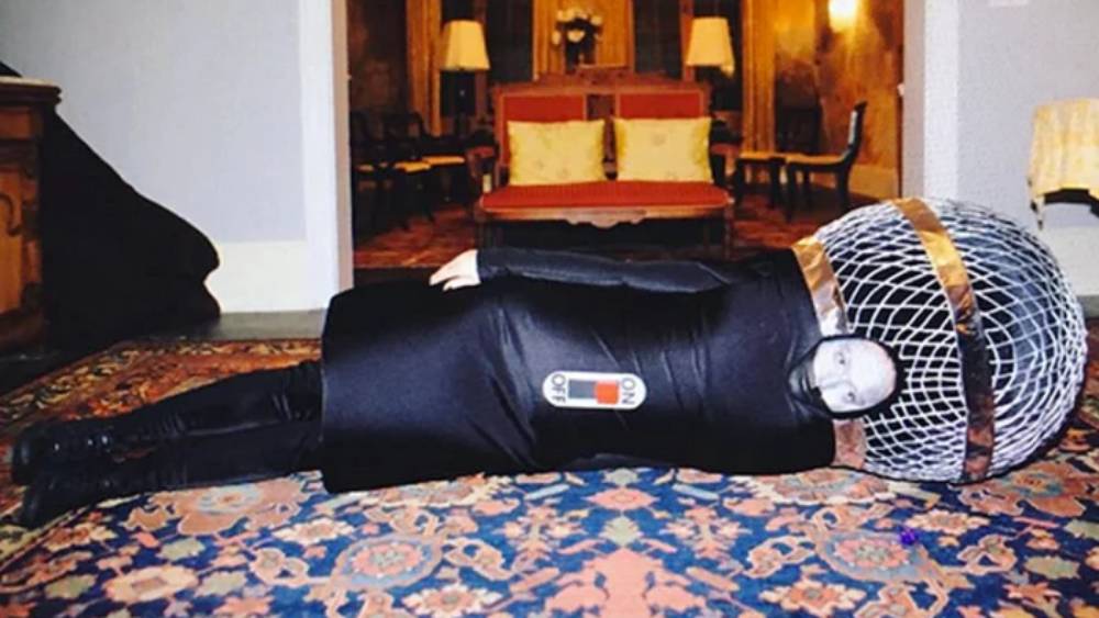 কেটি পেরি: জনপ্রিয় গায়িকার এই হ্যালোউইন সাজ আবার ফিরে এসেছে নেটদুনিয়ায়। যদিও এটি ২০১৫-র ছবি। নিজেকে একটা মাইক্রোফোনের সাজে সাজিয়েছিলেন গায়িকা।