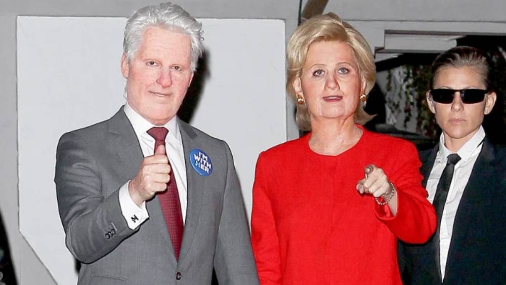 কেটি পেরি: ওরল্যান্ডো ব্লুম যে বছর ডোনাল্ড ট্রাম্পের বিকৃত আদলে সাজেন, সেই বছরই তাঁর প্রেমিকা কেটি পেরি সাজেন হিলারি ক্লিন্টনের আদলে। সঙ্গে মাইকেল কাইভস সাজেন বিল ক্লিন্টনের আদলে।