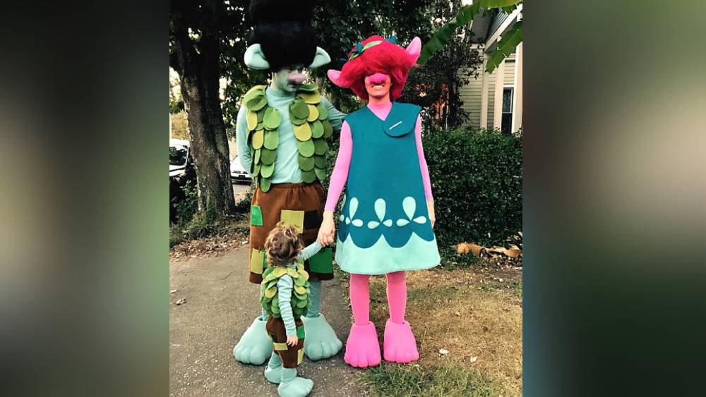 জাস্টিন টিমবারলেক, জেসিকা বিয়েল: দেড় বছরের সন্তানকে নিয়ে এই দম্পতি সেজেছিলেন ‘ট্রোল’। জাস্টিন অভিনীত সিনেমার কাল্পনিক চরিত্রের আদলে হ্যালোউইনে এই সাজ।