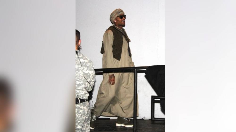 ক্রিস ব্রাউন: কয়েক বছর আগে এ রকম সাজে এক হ্যালোউইন পার্টিতে হাজির হন ক্রিস। তাঁর দাবি অনুযায়ী, এটি ছিল ‘সন্ত্রাসবাদী’র সাজ। বিশেষ সম্প্রদায়ের মানুষকে আক্রমণ করাই ছিল তাঁর উদ্দেশ্য— নেটদুনিয়া এমন অভিযোগে ভরে যায়। যদি ক্রিস কখনও তার জন্য ক্ষমা চাননি।