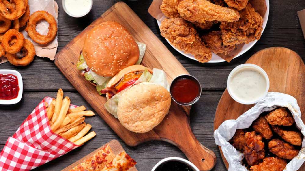 এই সময়ে খাবেন না ভাজাভুজি ও প্রসেস করা খাবার।