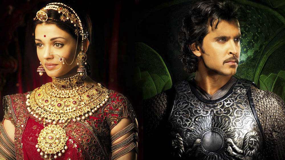 যোধা আকবর: ‘স্বদেশ’-এর পর এই ছবিতেও শাহরুখকেই মুখ্য চরিত্রে চেয়েছিলেন আশুতোষ গোয়ারিকর। তখন অন্য একটি ছবির কাজে ব্যস্ত ছিলেন বাদশা। তার পরেই ছিল সপরিবার দীর্ঘ ছুটির পরিকল্পনা। তাই শেষমেশ আর পর্দার আকবর হতে পারেননি শাহরুখ। পরিবর্তে হৃতিককে ছবিতে নেন পরিচালক।