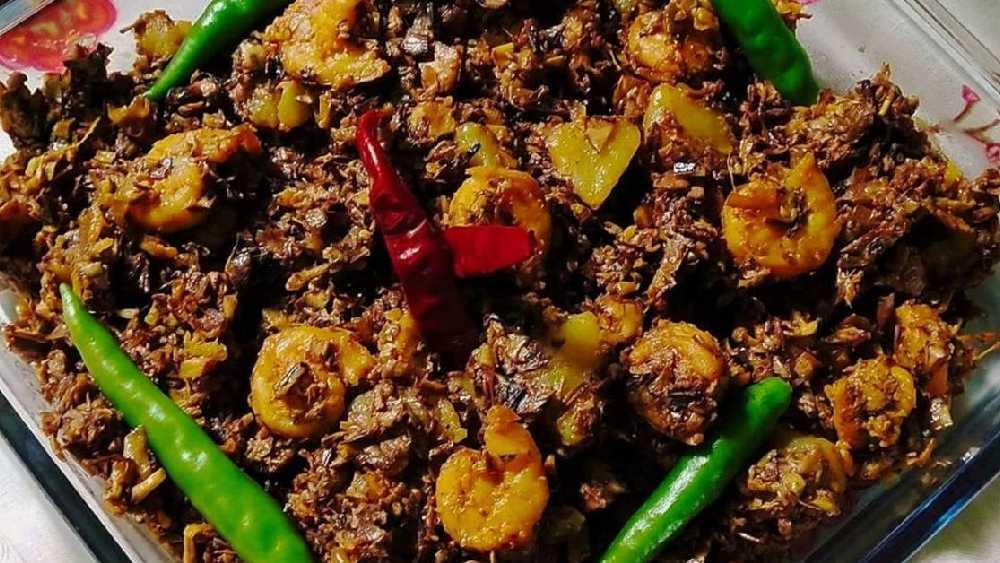 তৈরি চিংড়ি দিয়ে মোচার ঘন্ট। গরম গরম ভাতের সঙ্গে পরিবেশন করুন।