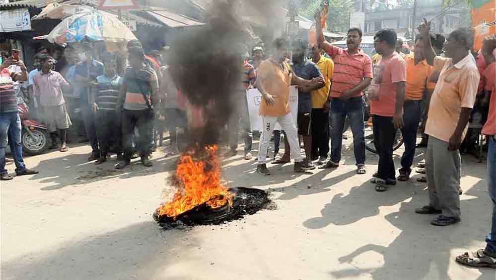 অবরোধ: পথে নেমে বিক্ষোভ দেখাচ্ছে বিজেপি। 