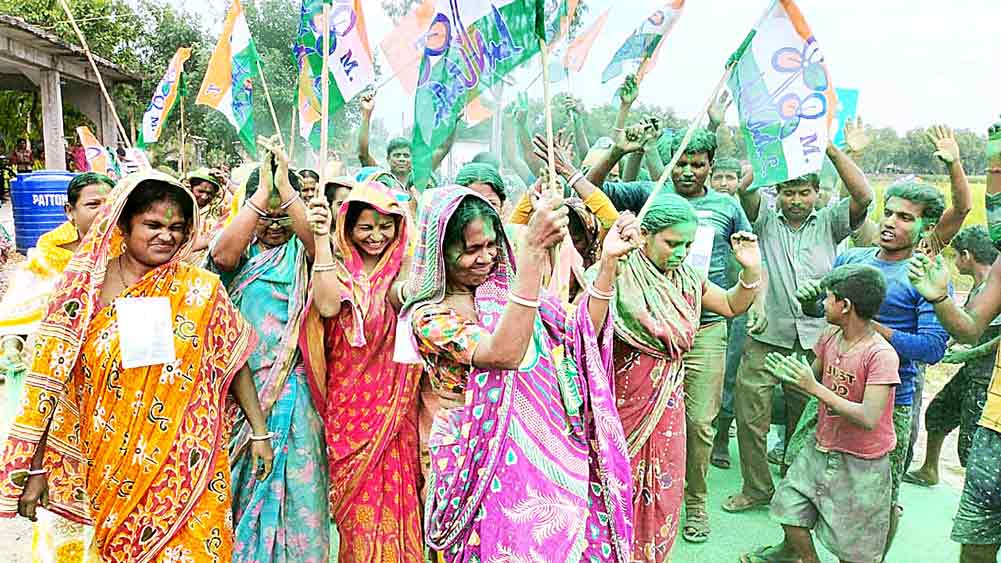 উদ্‌যাপন: তৃণমূলের জয় নিশ্চিত হতেই উচ্ছ্বাস সমর্থকদের। তবে মানা হয়নি কোভিড-বিধি। 