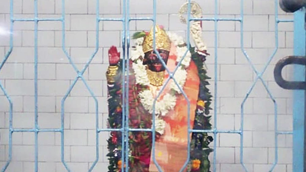 রামপ্রসাদের জীবনের অন্তিম লগ্নও কম কৌতূহলোদ্দীপক নয়। রামপ্রসাদের অন্যতম জীবনীকার দয়ালচন্দ্র ঘোষ তাঁর ‘প্রসাদ প্রসঙ্গ’ গ্রন্থে উল্লেখ করেছেন সেই ঘটনার। দয়ালচন্দ্রের মতে, রামপ্রসাদ বুঝতে পেরেছিলেন তাঁর ঐহিক লীলা শেষ হয়ে এসেছে। জীবনান্তের পূর্ব লক্ষণ বুঝতে পেরে তিনি বিশেষ পূজা করেন তাঁর আরাধ্যার। মৃন্ময়ীর মূর্তি বিসর্জনের কালে তিনি তাঁর নিজের লেখা গান গাইতে গাইতে হালিশহরের ভাগীরথী তীরে উপস্থিত হন। গঙ্গায় অর্ধনাভি নিমজ্জিত রেখে দণ্ডায়মান অবস্থাতেই ব্রহ্মরন্ধ্র ভেদ হয়ে তাঁর মৃত্যু হয়। কথিত আছে প্রয়াণ-মুহূর্তে তিনি যে পদটি উচ্চারণ করছিলেন, সেটি এই— ‘মা গো, ও মা আমার দফা হল রফা, দক্ষিণা হয়েছে’। দয়ালচন্দ্রের মতে কবিরঞ্জনের মৃত্যু রোগে হয়নি। তাঁর মৃত্যু হয়েছিল ‘ভাব’-এ। (সঙ্গের ছবিটি হালিশহরে অবস্থিত রামপ্রসাদ কর্তৃক প্রতিষ্ঠিত কালীমূর্তির।)
