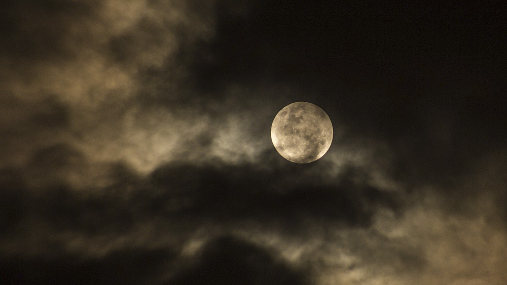 তেজচন্দ্রের অনুরোধে কমলাকান্ত তাঁকে অমাবস্যা তিথিতে পূর্ণচন্দ্র দর্শন করিয়েছিলেন বলে কথিত আছে। তবে তন্ত্রমার্গে ‘অমাবস্যায় চাঁদের উদয়’ এক প্রতীকী ব্যঞ্জনাও বহন করে। তা এক বিশেষ উপলব্ধির কথা বলে। এমনও হতে পারে, তন্ত্রাভিলাষী রাজাকে তাঁর গুরু হিসেবে কমলাকান্ত হয়তো সেই উপলব্ধির স্তরে নিয়ে গিয়েছিলেন।