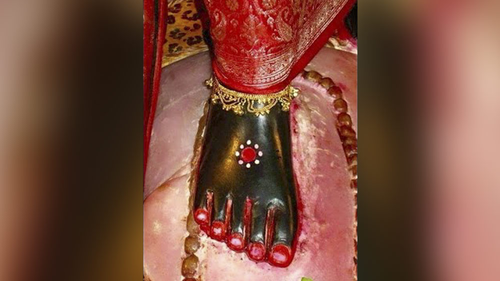 সেই দেওয়ানের পরামর্শে রাজা কমলাকান্তকে নির্দেশ দেন, মা কালী মৃণ্ময়ী মূর্তিতে প্রাণপ্রতিষ্ঠার পর সেই মূর্তি সত্যিই জীবন্ত কি না তার প্রমাণ দিতে হবে। রাজাকে কমলাকান্ত জানান, এতে ঘোরতর অমঙ্গল ঘটবে। কিন্তু রাজা তাঁর আদেশ কিছুতেই ফিরিয়ে না নিলে বাধ্য হয়ে কমলাকান্ত মায়ের মূর্তির পায়ে বেলগাছের কাঁটা বিঁধিয়ে রক্তপাত ঘটান।