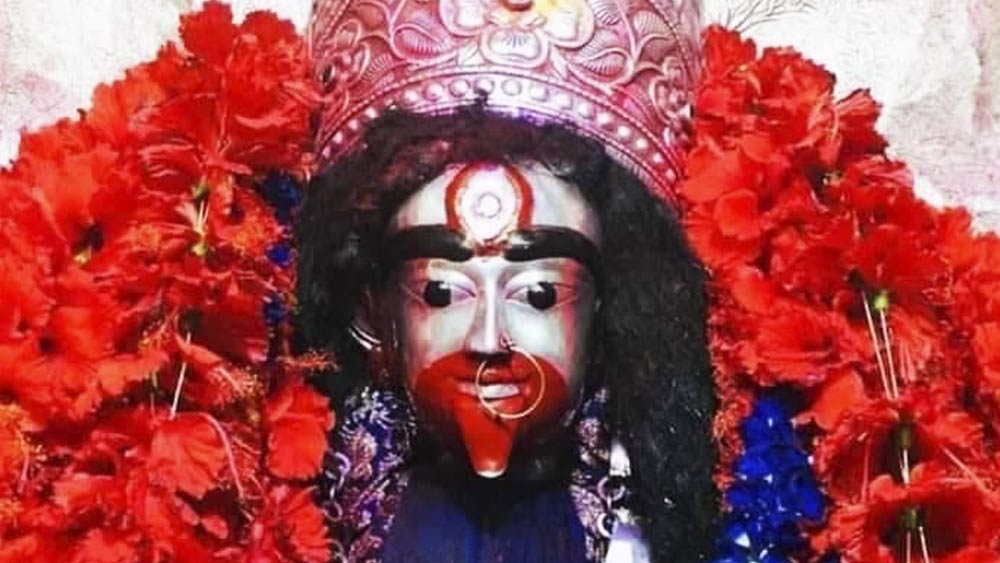 বামদেবের মহাপ্রয়াণ ঘটে ১৯১১ সালের ১৮ জুলাই। তিনি সে সময় পুরোপুরি শ্মশানবাসী। প্রয়াণের কয়েক দিন আগে এক ঘোর বর্ষার সন্ধ্যায় তারাপীঠের সেই মহাশ্মশানে নাকি আবির্ভাব ঘটে এক আশ্চর্য পুরুষের। তিনি ঘোর কৃষ্ণকায়, দীর্ঘকায় ও শীর্ণ। তাঁর মাথায় অবিন্যস্ত কেশ, চোখ বর্তুলাকার ও রক্তাভ। এই ব্যক্তি শ্মশানে বাস করতে শুরু করলেন। তিনি গলিত শবের মাংস আহার করেন। যা দেখে বামদেবের ভক্তকুল রীতিমতো ভয় পেয়ে গেলেন।