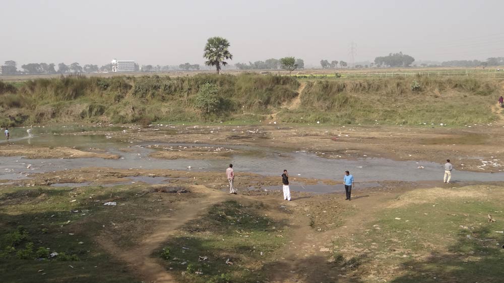 এক দিন বামদেব তাঁর আসন শিমুলতলায় বসে আছেন, সেই সময় সেই লোকটি শব-মাংস ভক্ষণ করতে করতে তাঁর সামনে এসে দাঁড়ালেন। বামদেব তাঁকে দেখে গালিগালাজ করতে লাগলেন।। তিনিও পাল্টা গালিগালাজ করলেন। এর পর থেকেই বামদেব খানিক নিরাসক্ত হয়ে পড়লেন। তাঁর বার বার সমাধি হতে লাগল। কথাবার্তাও কমে এল। সেই আগন্তুক কিন্তু রোজই হানা দিতে থাকলেন বামদেবের আসনের কাছে। তাঁর অট্টহাসিতে কেঁপে উঠতে শুরু করত শ্মশান। (সঙ্গের ছবিটি তারাপীঠ মহাশ্মশানের।)