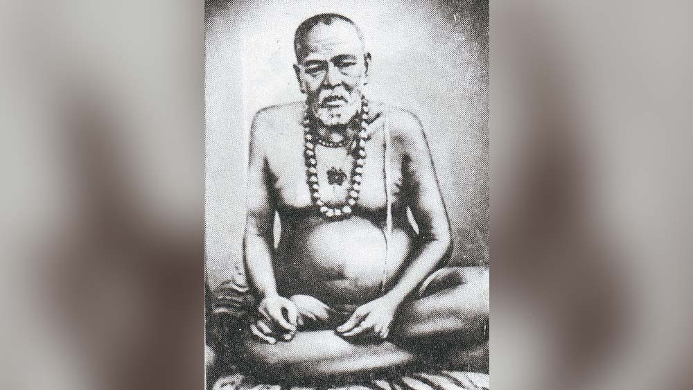 এক দিন প্রবল বৃষ্টির মধ্যে সেই আগন্তুক বামদেবের কুটিরের সামনে এসে দাঁড়ালেন। বামদেবের সঙ্গে অনেক তখন শিষ্য উপস্থিত। কিন্তু তিনি সকলকে উপেক্ষা করে বামদেবের উদ্দেশে বলে উঠলেন, “আর কেন?” বামদেবও গম্ভীর ভাবে মাথা নেড়ে উত্তরে বললেন, “হুঁ।” বাবার শিষ্য নগেন্দ্রনাথ বাগচি সেই আগন্তুককে তখনকার মতো তাড়িয়ে দিলেন।