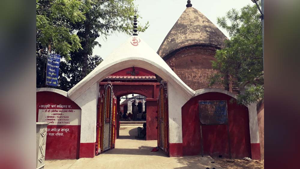 পর দিন বামদেব নগেন্দ্রনাথকে শ্মশানের এক বিশেষ স্থান দেখিয়ে সেখানে তাঁর অন্তিম সংস্কার করার নির্দেশ দিলেন। তার পর সমাধিস্থ হলেন। সন্ধের দিকে তাঁর সমাধি ভঙ্গ হল। তিনি তারানাম করে আবার সমাধিস্থ হলেন। ক্রমে তাঁর শারীরিক অবস্থার অবনতি হতে লাগল। শিষ্যরা কবিরাজ ডাকতে রামপুরহাট গেলেন। এমন সময়ে সেই আগন্তুক আবার এসে দাঁড়ালেন সেখানে। তিনি জানালেন, বামদেব সব চিকিৎসার ঊর্ধ্বে চলে গিয়েছেন। ব্রহ্মরন্ধ্র ভেদ করে তিনি নিরাকারে লীন হয়েছেন। (সঙ্গের ছবিটি তারাপীঠে বামদেবের মন্দিরের।)