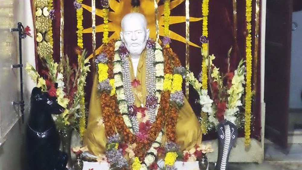 এর পর বামদেবের অন্তিম সংস্কারের বন্দোবস্ত শুরু হল। সংস্কারের স্থান নিয়ে শিষ্যদের মধ্যে মতান্তর দেখা দিলে সেই আগন্তুক সেখানে আবির্ভূত হয়ে এক বিশেষ স্থান দেখিয়ে দিলেন। বামদেবের সমাধিকার্য যত ক্ষণ চলছিল, তত ক্ষণ সেই আগন্তুক সেখানে পুষ্প বর্ষণ করছিলেন। সমাধিকার্য শেষ হতেই তিনি ভূমিষ্ঠ হয়ে বামদেবকে প্রণাম করে প্রবল অট্টহাস্য করতে করতে শ্মশান সংলগ্ন অরণ্যে প্রবেশ করলেন। আর কোনও দিন তাঁকে দেখতে পাওয়া যায়নি।