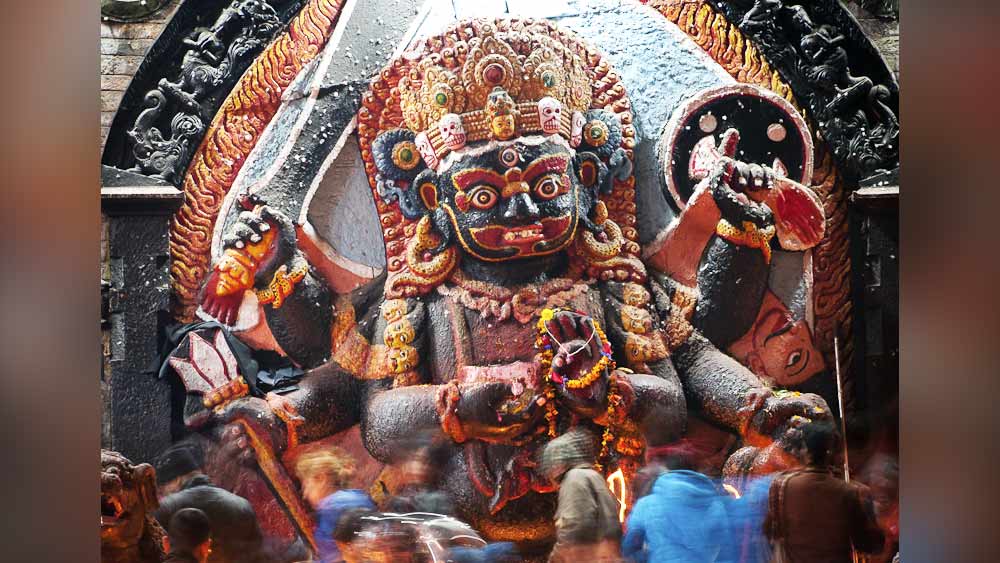 কে ছিলেন সেই আগন্তুক? তন্ত্রজ্ঞরা বলেন, তিনি কালভৈরব। তিনি স্বয়ং শিবের এক রুদ্র রূপ। বামদেবও তাঁর ভক্তদের কাছে ‘ভৈরব’ হিসেবে পূজিত হন আজও। তা হলে কি স্বয়ং মহাকালই এসেছিলেন তাঁর একান্ত ভক্তকে নিয়ে যেতে? প্রহেলিকায় আচ্ছন্ন এর উত্তর। (সঙ্গের ছবিটি নেপালের কাঠমান্ডুর কাল ভৈরবের।)